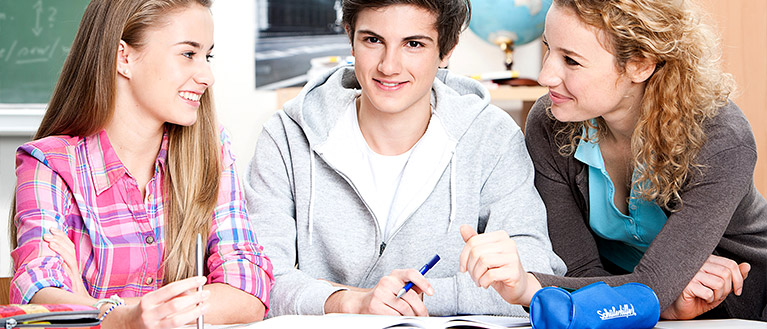 Schüler mit Nachhilfelehrerin