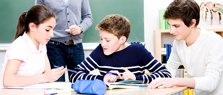 Schüler lernen zusammen