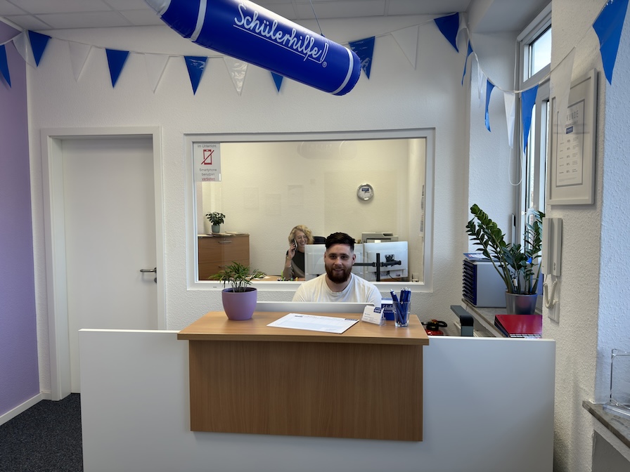 Empfang Empfang: Schüler und Eltern finden hier ihren ersten Ansprechpartner. Bei Fragen jeglicher Art ist der Empfang für Sie da.