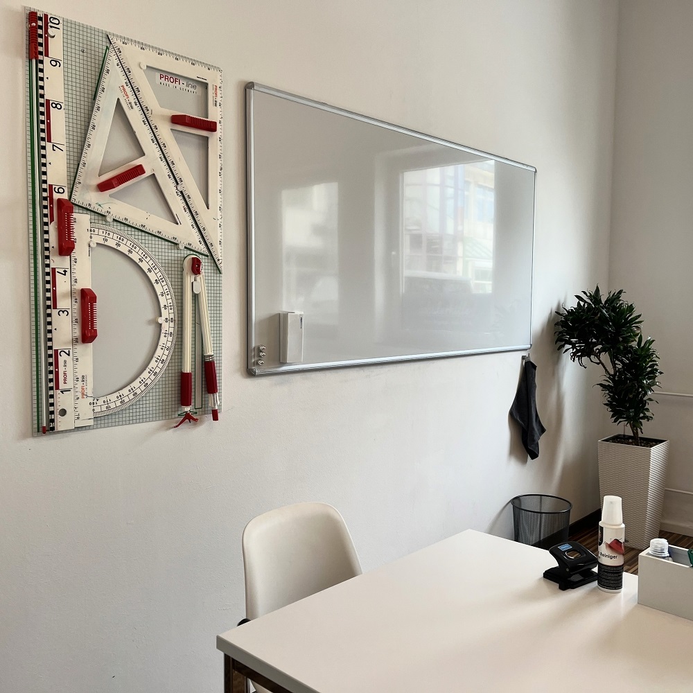 Foto der Ausstattung eines Kursraums der Schülerhilfe Illertissen