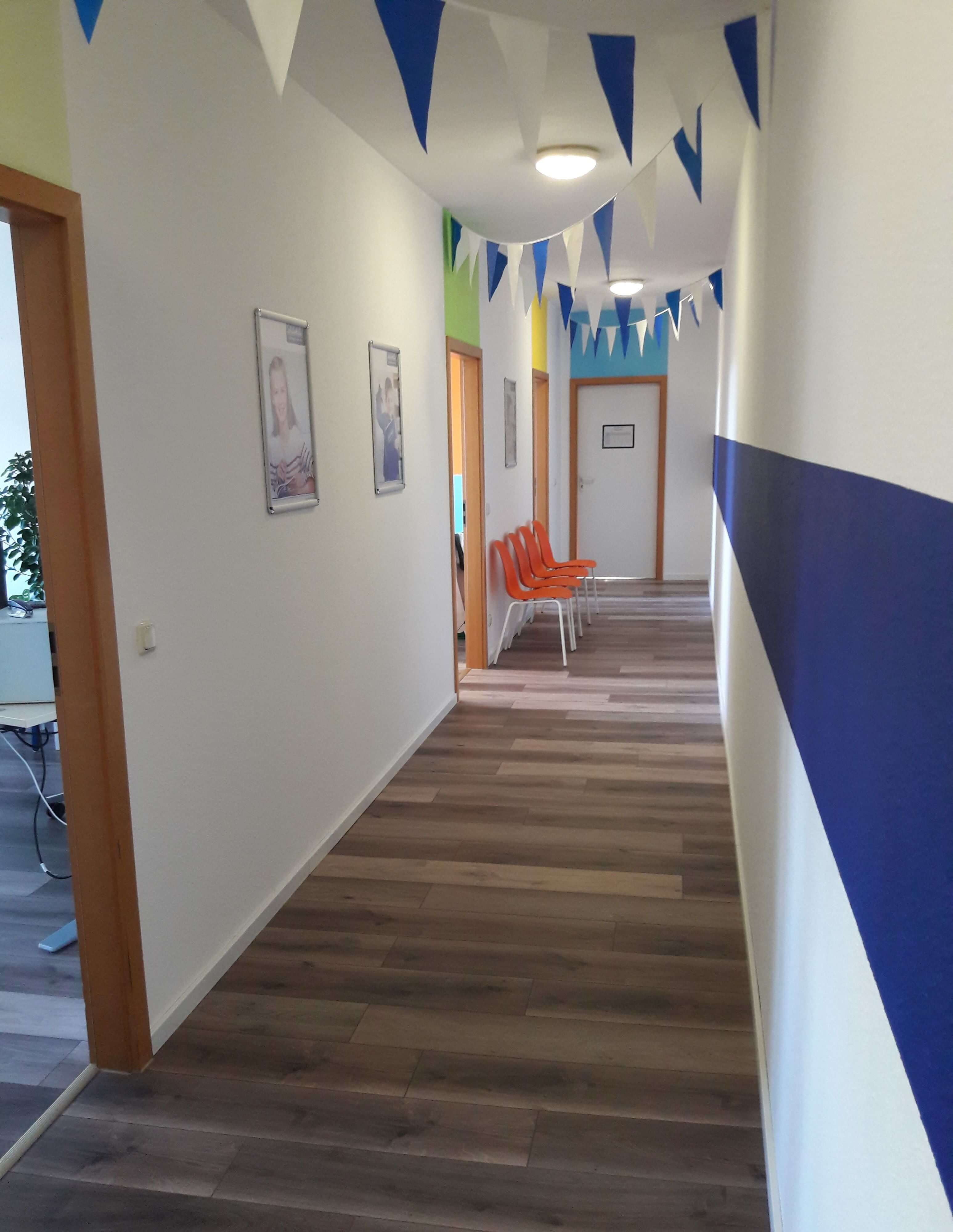 Flur-und-Wartebereich-bodenheim.jpg
