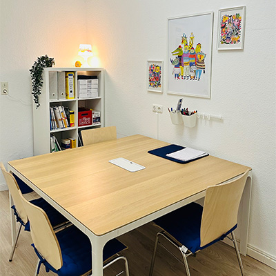 Ein Tisch steht in einem Schulungsraum der Schülerhilfe Winsen Luhe.