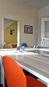 Raum 1 Raum, Tisch, Stuhl, Tür