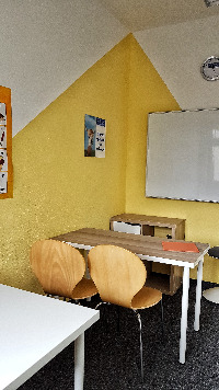 Raum 1a Tisch, Stuhl, Tafel
