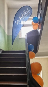 Treppe, Fenster, Ballon, Beachflag