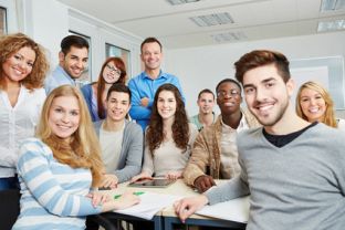Schülerhilfe - Claudia.riemer - Team - Studenten mit Lehrer
