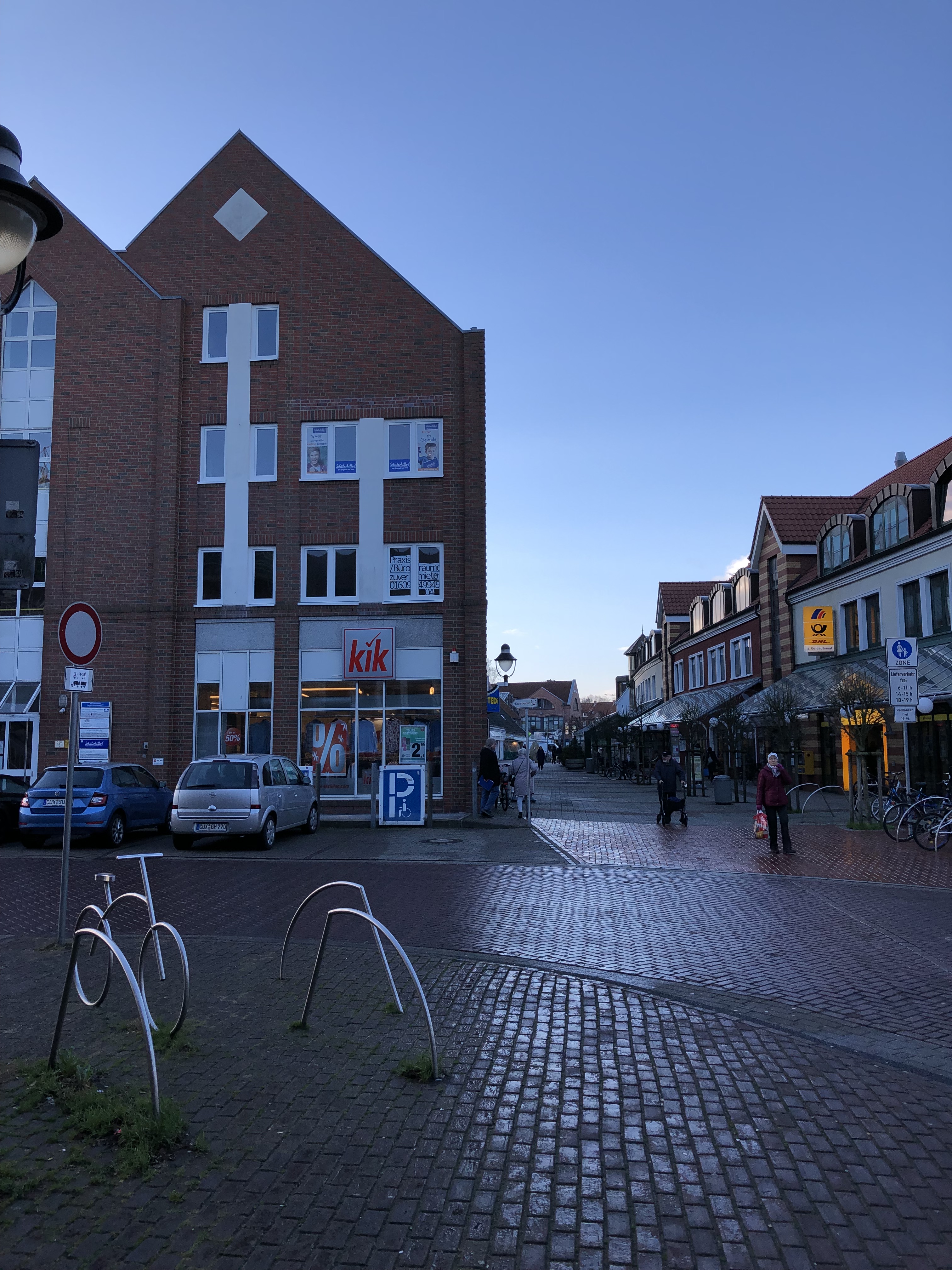 Die Schülerhilfe Cuxhaven befindet sich im zweiten Stockwerk dieses Gebäudes in Cuxhaven. Die Schülerhilfe Cuxhaven befindet sich im zweiten Stockwerk dieses Gebäudes in Cuxhaven.