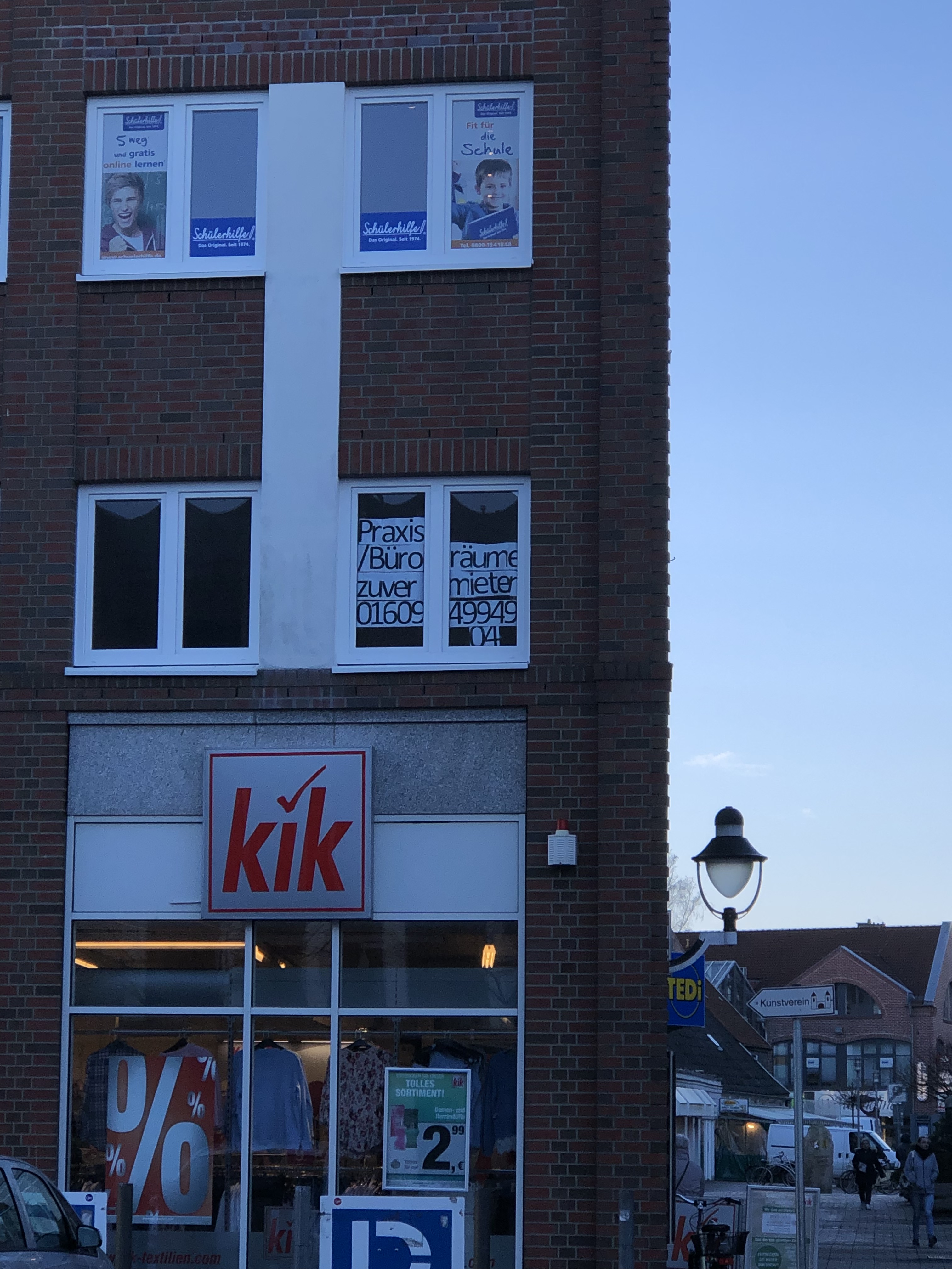 Die Schülerhilfe Cuxhaven befindet sich im zweiten Stockwerk dieses Gebäudes in Cuxhaven. Die Schülerhilfe Cuxhaven befindet sich im zweiten Stockwerk dieses Gebäudes in Cuxhaven.