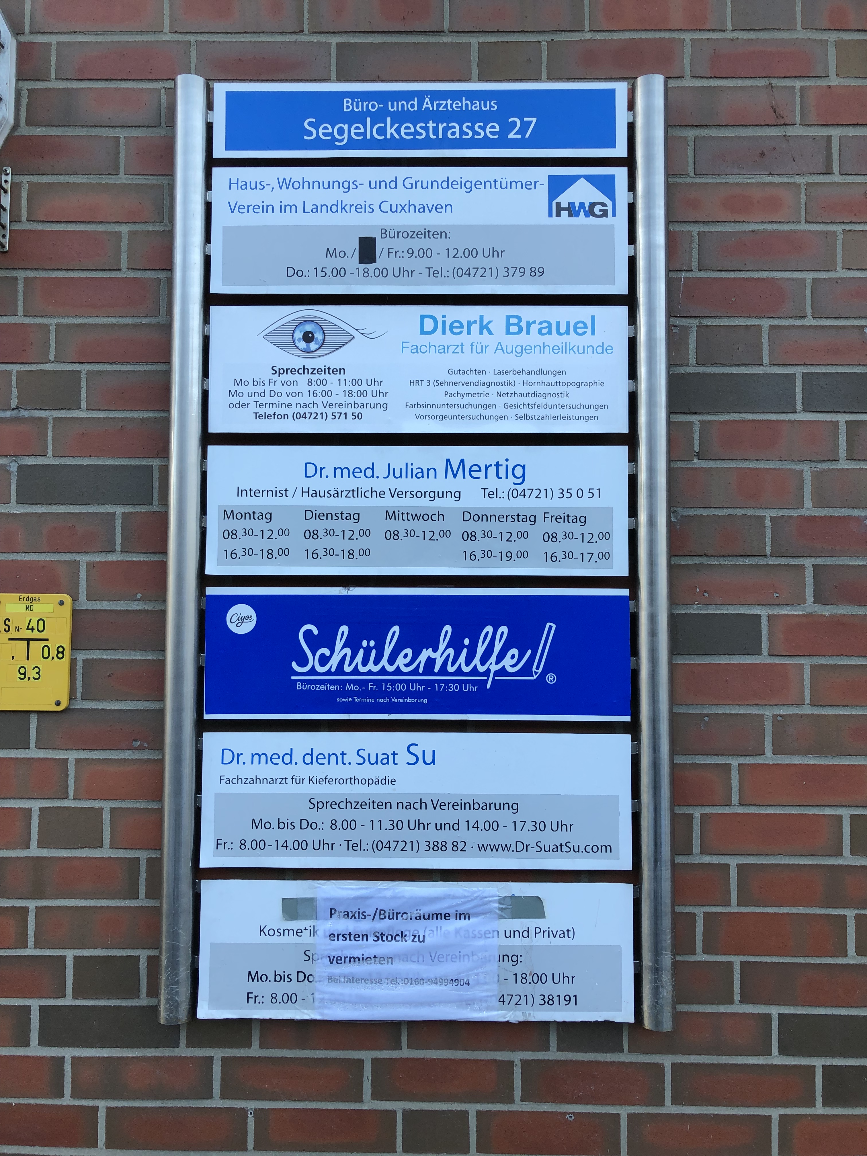 Das Schild am Eingang des Gebäudes der Schülerhilfe in Cuxhaven zeigt darin ansässigen Firmen: ein Verein, Ärzte und die Schülerhilfe.