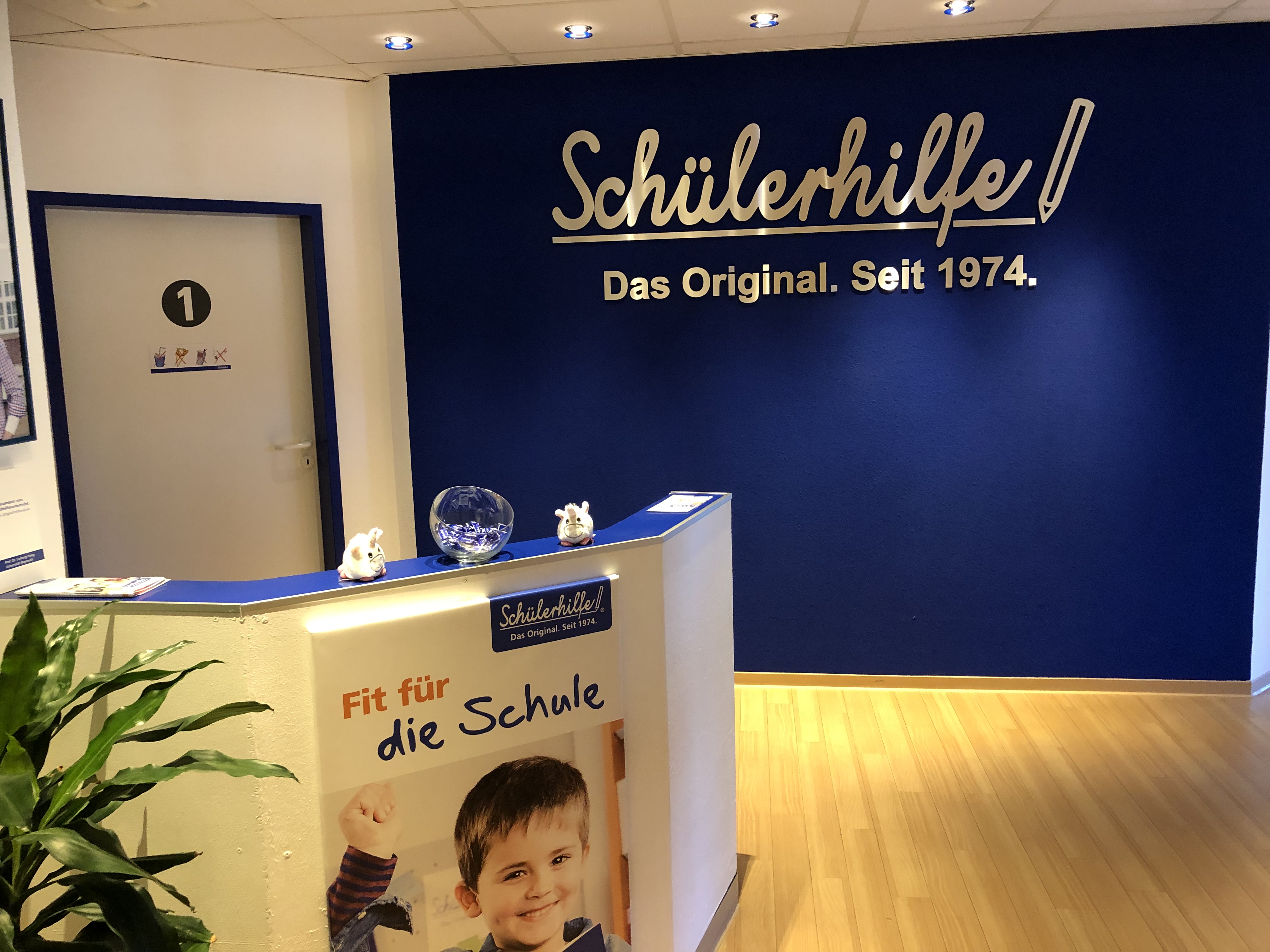 Schülerhilfe Cuxhaven Rezeption von vorne im Eingangs- und Wartebereich Schülerhilfe Cuxhaven Rezeption von vorne im Eingangs- und Wartebereich