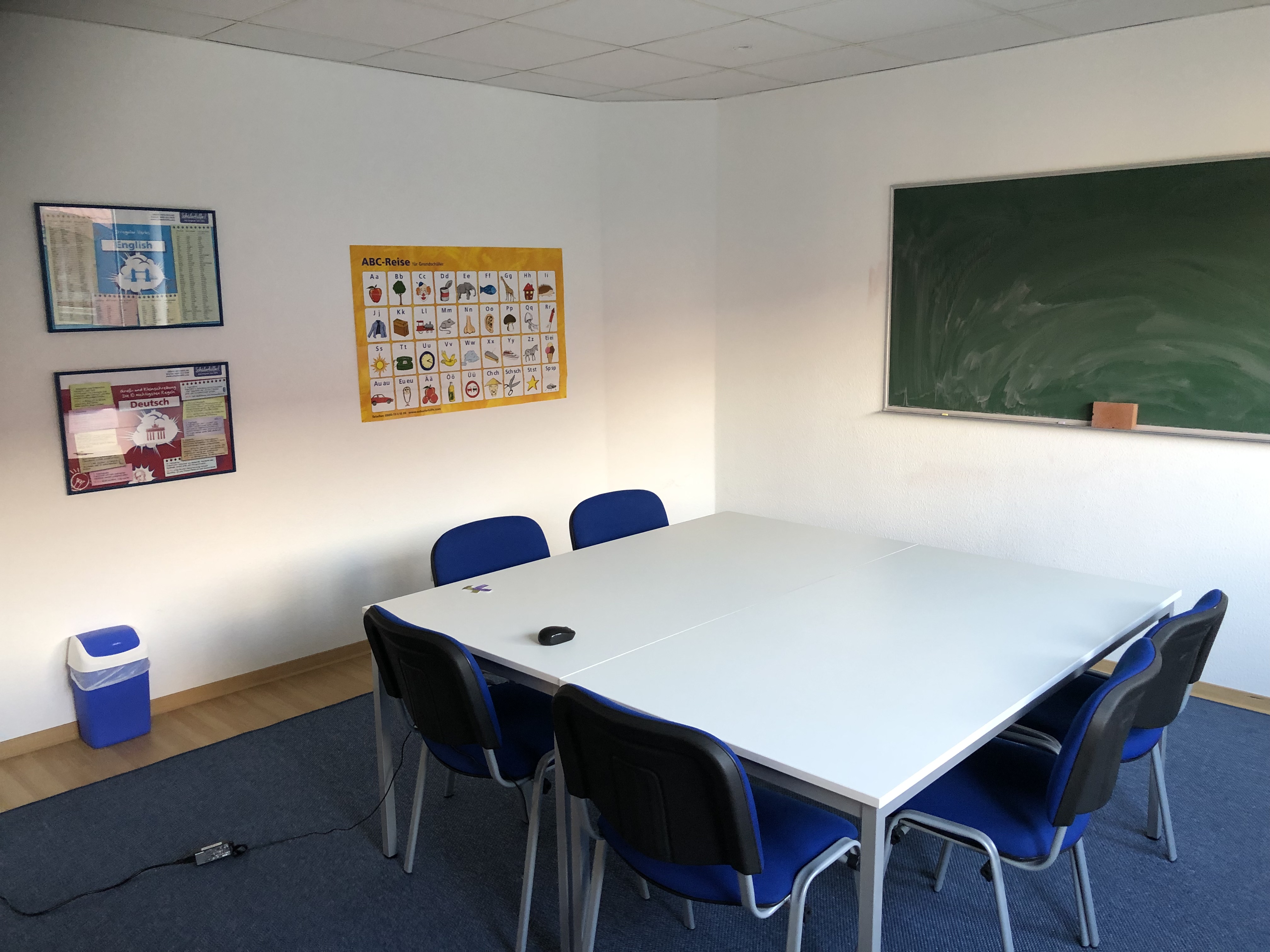Innenansicht eines Unterrichtsraums in der Schülerhilfe Cuxhaven mit Tafel, Stühlen und einem Tisch. Innenansicht eines Unterrichtsraums in der Schülerhilfe Cuxhaven mit Tafel, Stühlen und einem Tisch.