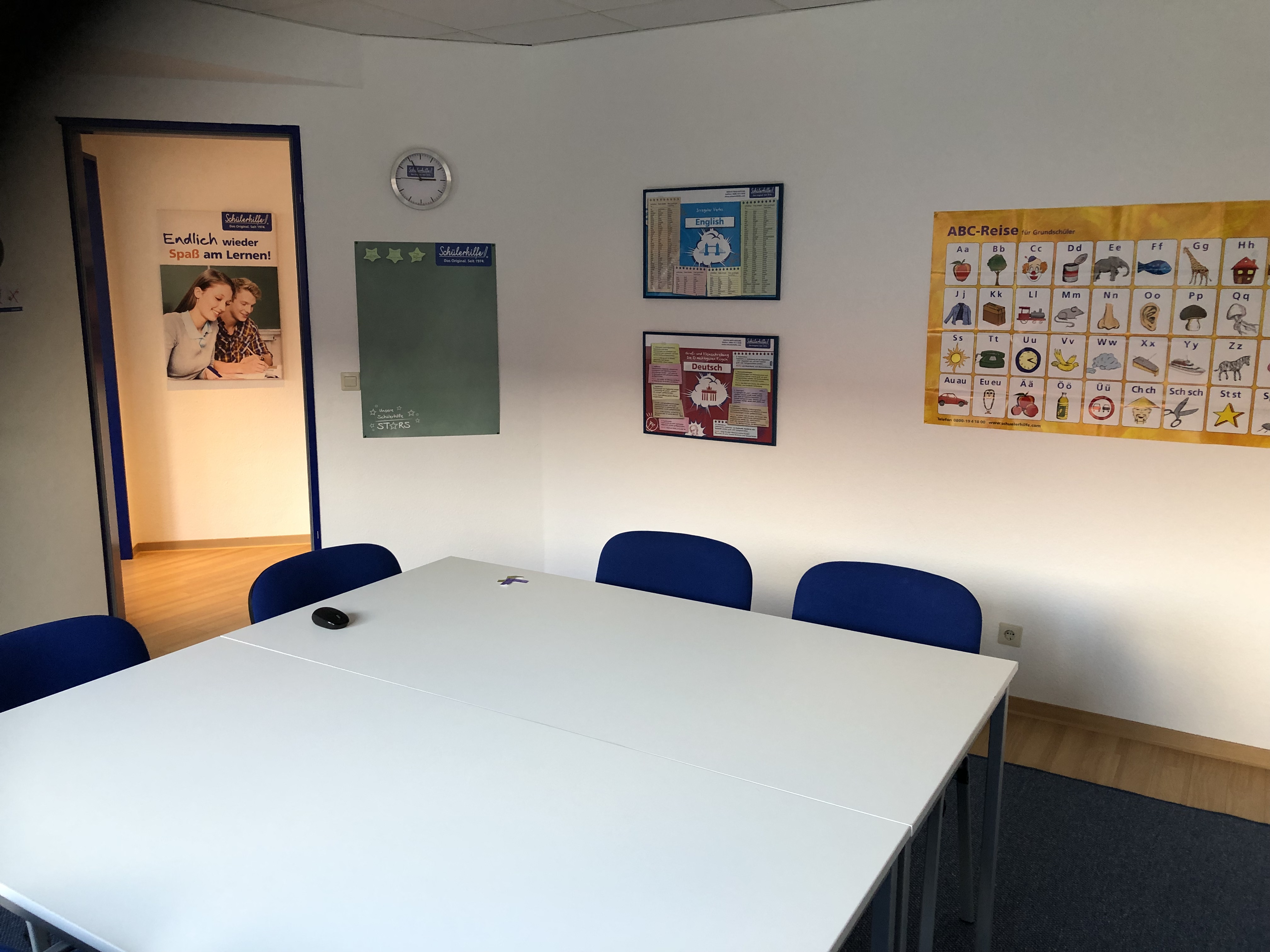 Innenansicht eines Unterrichtsraums in der Schülerhilfe Cuxhaven mit Stühlen und einem Tisch.