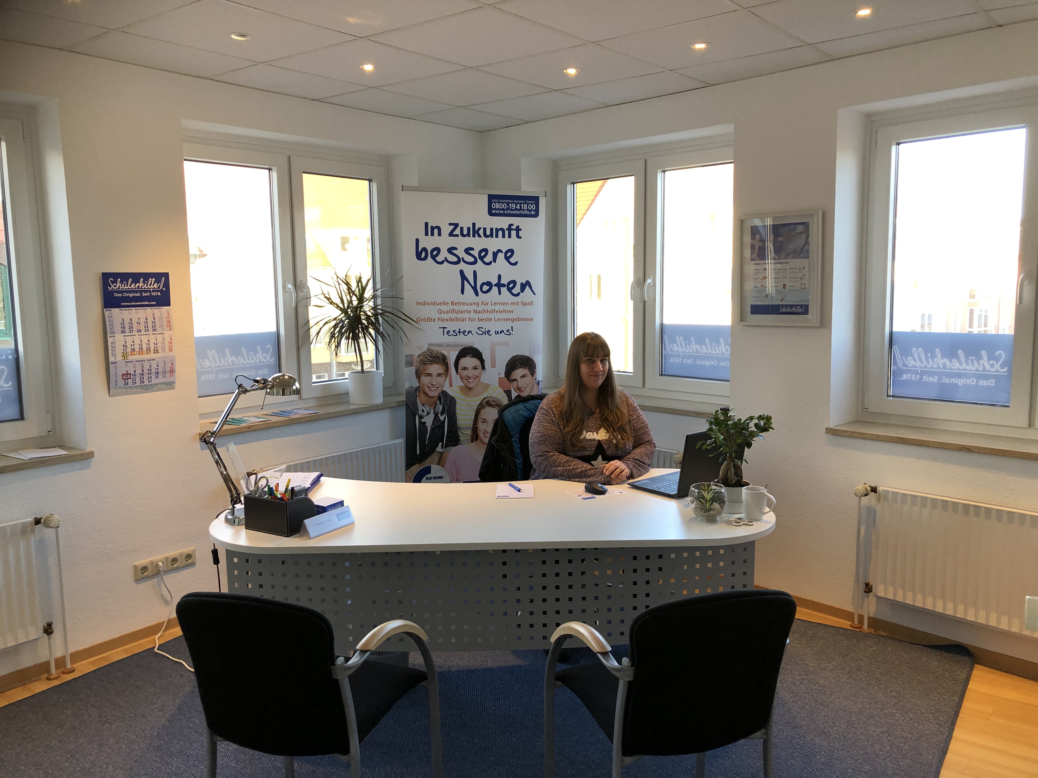 In diesem hellen Büro in Cuxhaven begrüßt Sie Büroleiterin Franziska Kaiser. In diesem hellen Büro in Cuxhaven begrüßt Sie Büroleiterin Franziska Kaiser.