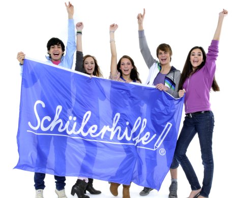 Schülerhilfe - Referenzen - Gruppe-mit-transparent