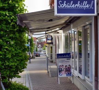 Schülerhilfe - Räumlichkeiten - Ox Draußen mit schild in Zukunft bessere Noten