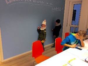 Direkt auf die Wand schreiben! So macht Rechnen Spaß! Spaß an der Tafel - in der Mathe Nachhilfe bei der Schülerhilfe.
