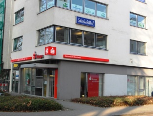 Aussenansicht der Schülerhilfe Frankfurt-Gallusviertel Hier finden Sie uns - im 3. Obergeschoss über der NASPA (Nassauische Sparkasse)!