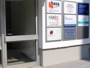 Der Eingang der Schülerhilfe Friedrichsdorf Die Schülerhilfe Friedrichsdorf befindet sich im 3. Stock des Gebäudes Houiller Platz, Eingang 4 c.