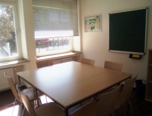 Unterrichtsraum III der Schülerhilfe Mönchengladbach-Rheydt Hell und mit Tageslicht ausgestattete Unterrichtsräume für eine angenehme Lernatmosphäre.
