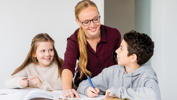 Die Schülerhilfe für 29 € testen Mädchen, Nachhilfelehrerin und Junge lernen
