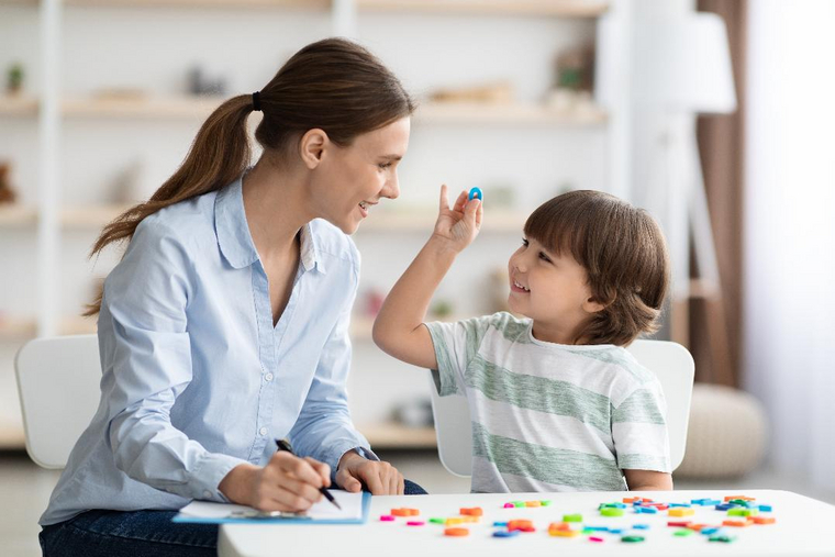Mutter spielt mit ihrem Grundschulkind.
