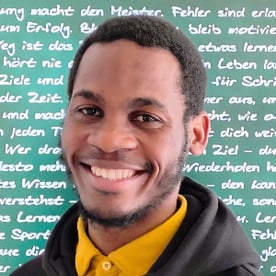 Richy M. gibt Nachhilfeunterricht für Französisch und Englisch