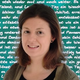 Marie P. gibt Nachhilfeunterricht für Deutsch und Grundschüler und unterstützt uns im Büro