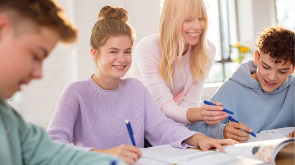 10 gratis Nachhilfestunden bei der Schülerhilfe 2 Jungs, Mädchen und Lehrerin lernen.