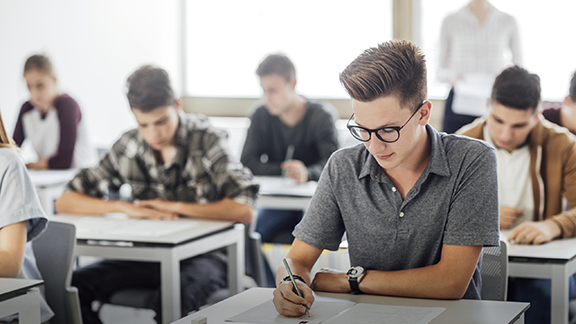Mathe-Abi-Intensivkurs bei der Schülerhilfe Bild eines Schülers im Mathe-Abi-Intensivkurs bei der Schülerhilfe