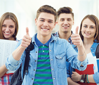 10 Nachhilfestunden gratis* bei der Schülerhilfe 2 Mädchen und 1 Junge im Hintergrund. Vordergrund: 1 Junge hält beide Daumen hoch. Button: 10 Nachhilfestunden gratis*