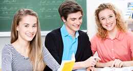 Eine Lernsituation mit Nachhilfelehrern in der Schülerhilfe.