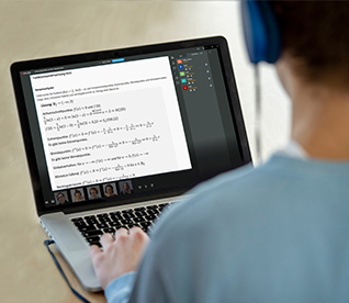 Online Abi-Crashkurs bei der Schülerhilfe Schüler sitzt am Laptop.