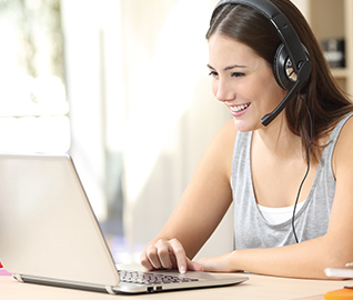 Online Nachhilfe bei der Schülerhilfe Mädchen sitzt am Laptop.