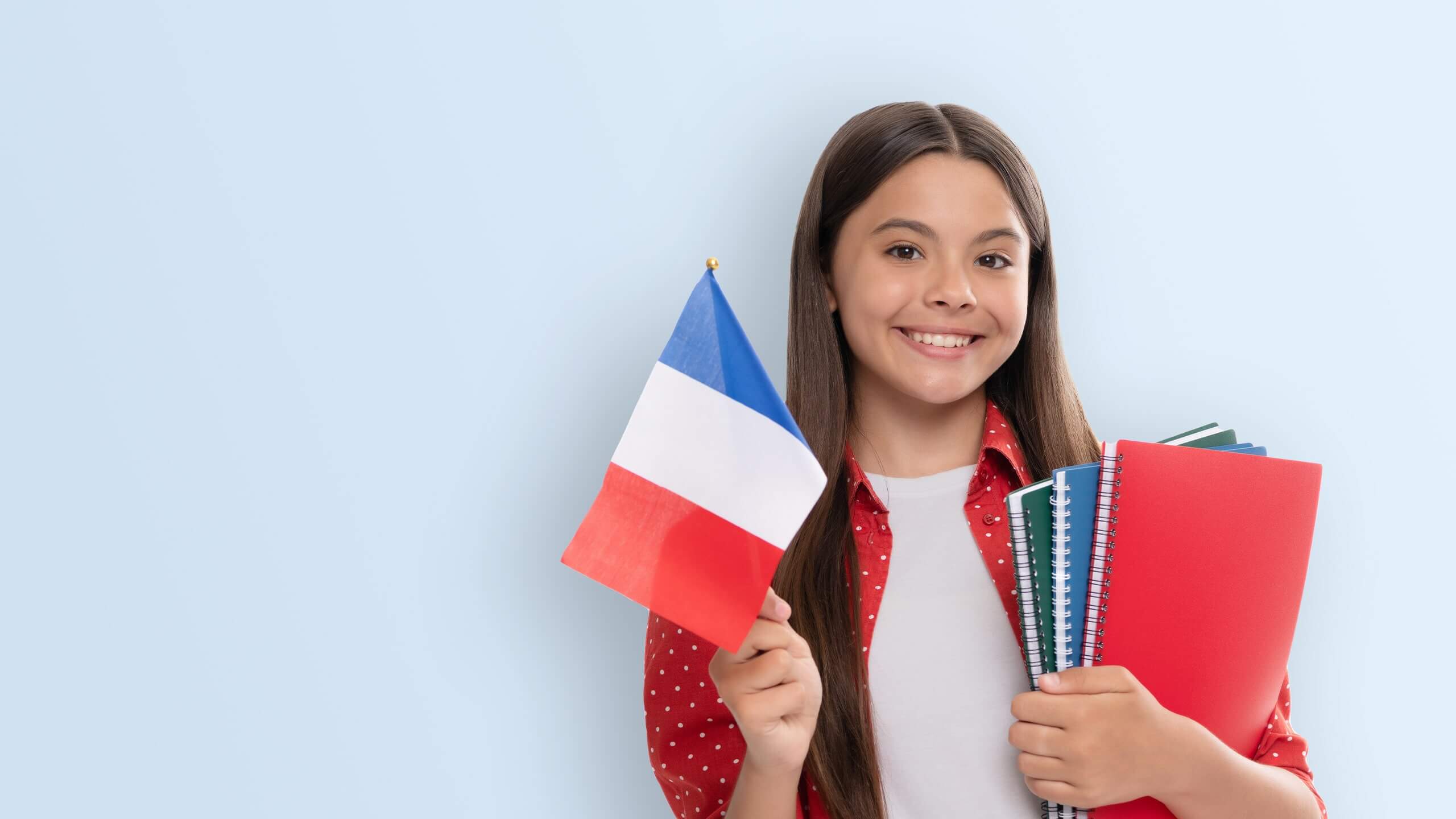 Mädchen hat Hefte und eine frankreich-Flagge in der Hand