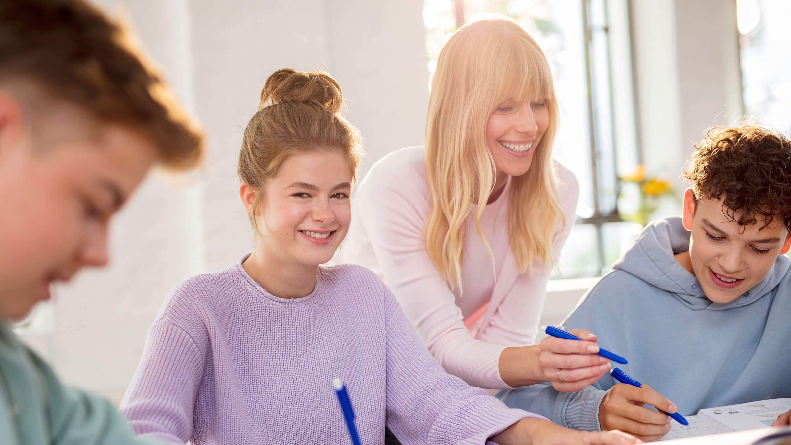 Mädchen, Nachhilfelehrerin und 2 Jungs lernen