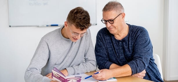 Einzelunterricht bei der Schülerhilfe Nachhilfelehrer lernt mit Schüler